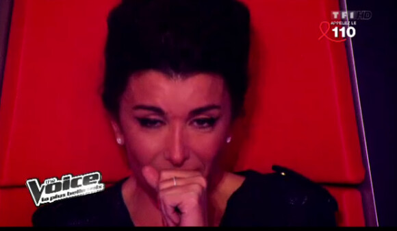 Jenifer en larmes lors de la battle entre Sonia Lacen et Lina dans The Voice samedi 31 mars 2012 sur TF1
