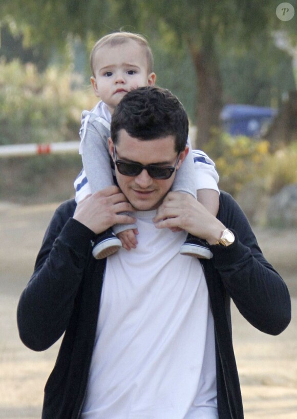 Orlando Bloom et son fils Flynn à Runyon Canyon Park. Los Angeles, le 30 mars 2012.