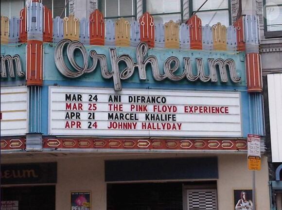 Johnny Hallyday au fronton de l'Orpheum pour son premier concert du 24 avril 2012 qui commencera à LA