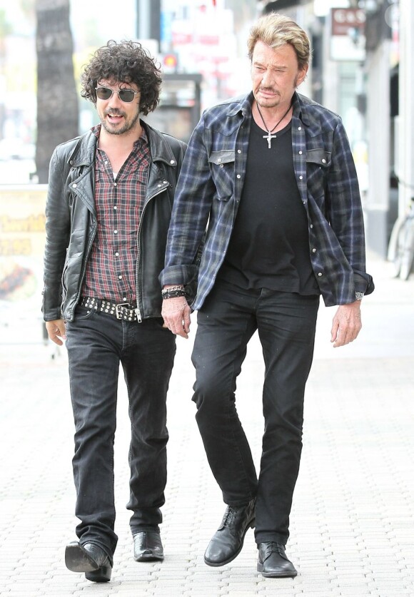 Yarol Poupaud et Johnny Hallyday dans la rue à Los Angeles le 1er avril 2012