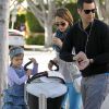 Jessica Alba aux anges en famille du côté de Los Angeles. Le 2 avril 2012