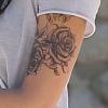 Jessica Alba dévoile son tatouage énorme sur le bras gauche. Los Angeles le 2 avril 2012