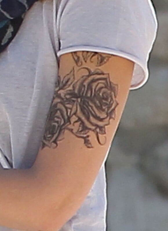 Jessica Alba dévoile son tatouage énorme sur le bras gauche. Los Angeles le 2 avril 2012