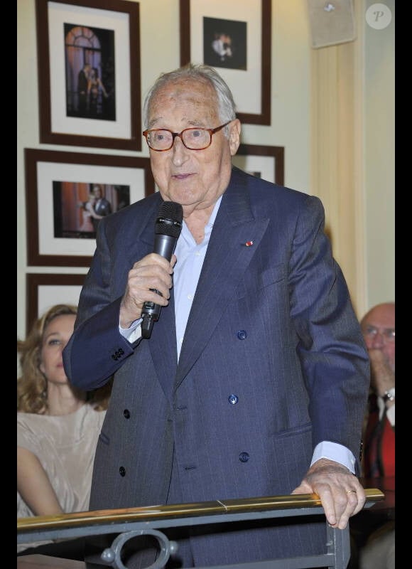 Alain Decaux lors de la 100e représentation de Quadrille, après laquelle André Bernard a offert au metteur en scène Bernard Murat un portrait de Lucien Guitry, le 2 avril 2012 à Paris