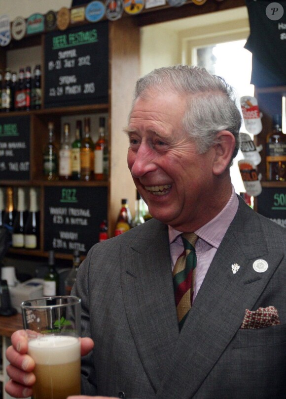 Le prince Charles a dégusté une bonne Windermere Pale pour le dixième anniversaire de la brasserie Hawkshead, en visite dans le comté de Cumbria (nord-ouest de l'Angleterre), le 3 avril 2012.