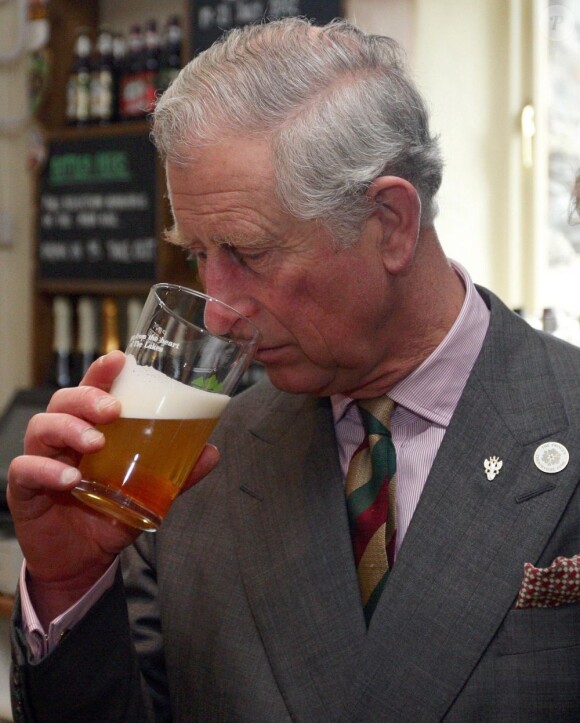 Le prince Charles - en fin connaisseur ? - a dégusté une bonne Windermere Pale pour le dixième anniversaire de la brasserie Hawkshead, en visite dans le comté de Cumbria (nord-ouest de l'Angleterre), le 3 avril 2012.