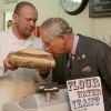 Hmmmmm, le bon pain de Patick Moore, patron de ''More ? The Bakery Artisan'' ! Le prince Charles était en visite dans le comté de Cumbria (nord-ouest de l'Angleterre), le 3 avril 2012.
