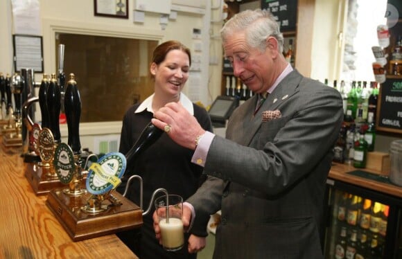 Le geste auguste du brasseur... Le prince Charles a dégusté une bonne Windermere Pale pour le dixième anniversaire de la brasserie Hawkshead, en visite dans le comté de Cumbria (nord-ouest de l'Angleterre), le 3 avril 2012.