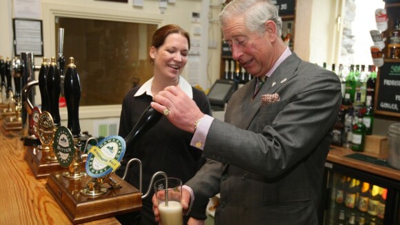 Prince Charles : Patron, une bonne mousse pour la route, une !