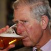 Ça donne des couleurs ! Le prince Charles a dégusté une bonne Windermere Pale pour le dixième anniversaire de la brasserie Hawkshead, en visite dans le comté de Cumbria (nord-ouest de l'Angleterre), le 3 avril 2012.