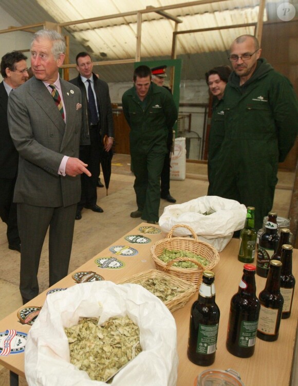 Le prince Charles a dégusté une bonne Windermere Pale pour le dixième anniversaire de la brasserie Hawkshead, en visite dans le comté de Cumbria (nord-ouest de l'Angleterre), le 3 avril 2012.