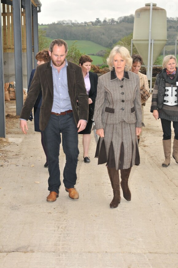 Camilla Parker Bowles en visite à la Jamie's Farm, dans le Wiltshire, le 3 avril 2012.