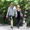Miley Cyrus promène son chien avec son petit ami Liam Hemsworth, à Los Angeles, le mardi 3 avril 2012.