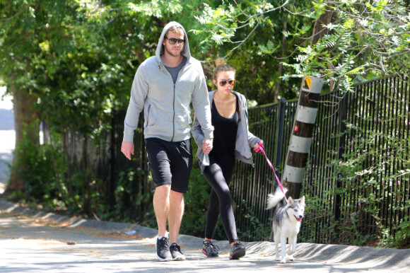 Miley Cyrus promène son chien avec son petit ami Liam Hemsworth, à Los Angeles, le mardi 3 avril 2012.