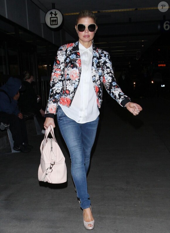Fergie s'est aussi mise à l'heure du motif floral avec son perfecto Céline, porté sur une chemise blanche et un jean slim Black Orchid. La chanteuse est absolument divine.