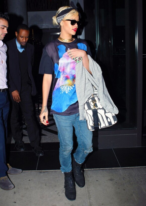 Rihanna en mode printemps avec son t-shirt Iris signé Givenchy, composante d'un look boyish avec un jean et des bottes Alexander Wang.