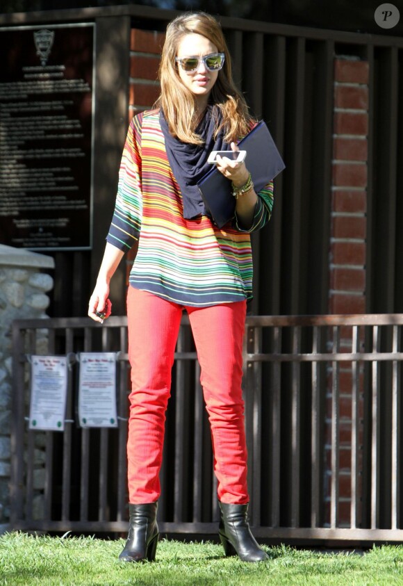 Jessica Alba entrait dans le printemps avec style, habillée d'un t-shirt manches 3/4 Amanda Uprichard et un jean rouge Kate Spade.