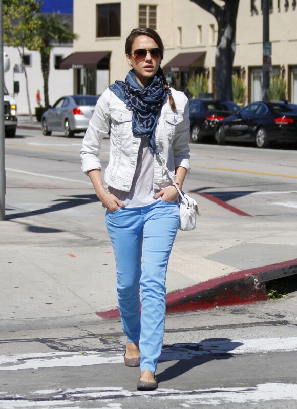 Un nouveau jean coloré pour Jessica Alba : cette fois, c'est du bleu ciel pour un look décontracté au cours d'une sortie en famille.