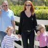 Marcia Cross, son mari Tom Mahoney et leurs jumelles, les adorables Eden et Savannah, à la recherche d'une nouvelle école, se baladent dans les rues de Los Angeles, le 6 avril 2012 à Santa Monica