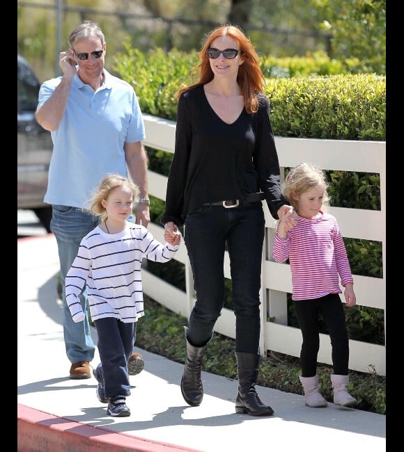 Marcia Cross, son mari Tom Mahoney et leurs jumelles, les adorables Eden et Savannah, à la recherche d'une nouvelle école, se baladent dans les rues de Los Angeles, le 6 avril 2012 à Santa Monica