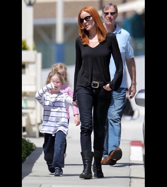 Marcia Cross, son mari Tom Mahoney et leurs jumelles, Eden et Savannah, à la recherche d'une nouvelle école, se baladent dans les rues de Los Angeles, le 6 avril 2012 à Santa Monica