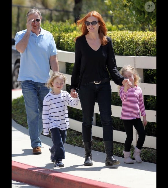 Marcia Cross, son mari Tom Mahoney et leurs jumelles, Eden et Savannah, à la recherche d'une nouvelle école, se baladent dans les rues de Los Angeles, le 6 avril 2012 à Santa Monica