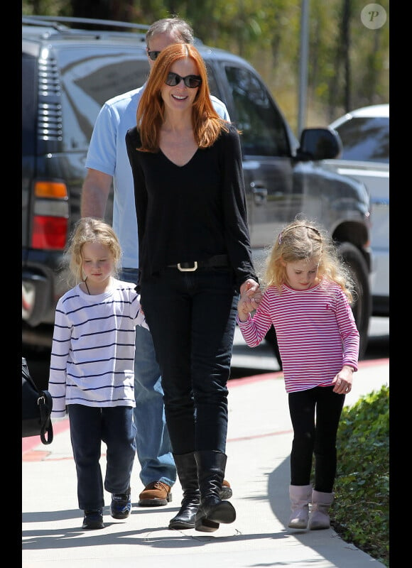 Marcia Cross, son mari Tom Mahoney et leurs jumelles, Eden et Savannah, à la recherche d'une nouvelle école, dans les rues de Los Angeles, le 6 avril 2012 à Santa Monica