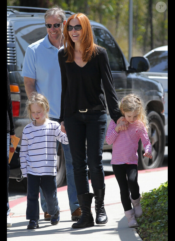 Marcia Cross, son mari Tom Mahoney et leurs jumelles, Eden et Savannah, à la recherche d'une nouvelle école, dans les rues de Los Angeles, le 6 avril 2012 à Santa Monica