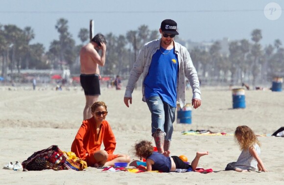 Nicole Richie, son mari Joel Madden et leurs deux enfants Harlow et Sparrow ont passé leur lundi de Pâques sur une plage de Malibu. Los Angeles, le 9 avril 2012.