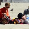 Les Richie-Madden, allongés sur une plage de Malibu, se détendent en famille. Los Angeles, le 9 avril 2012.