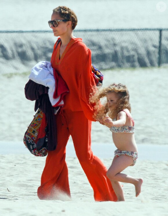 Nicole Richie et sa fille Harlow profitent du soleil sur une plage de Malibu. Los Angeles, le 9 avril 2012.