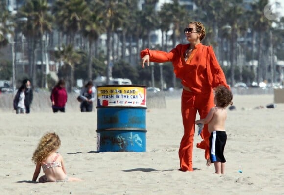 Nicole Richie et ses deux bambins profitent du soleil sur une plage de Malibu. Los Angeles, le 9 avril 2012.