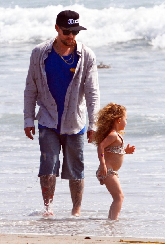 Joel Madden et sa fille Harlow barbotent dans l'eau au cours d'un après-midi en famille sur une plage de Malibu. Los Angeles, le 9 avril 2012.