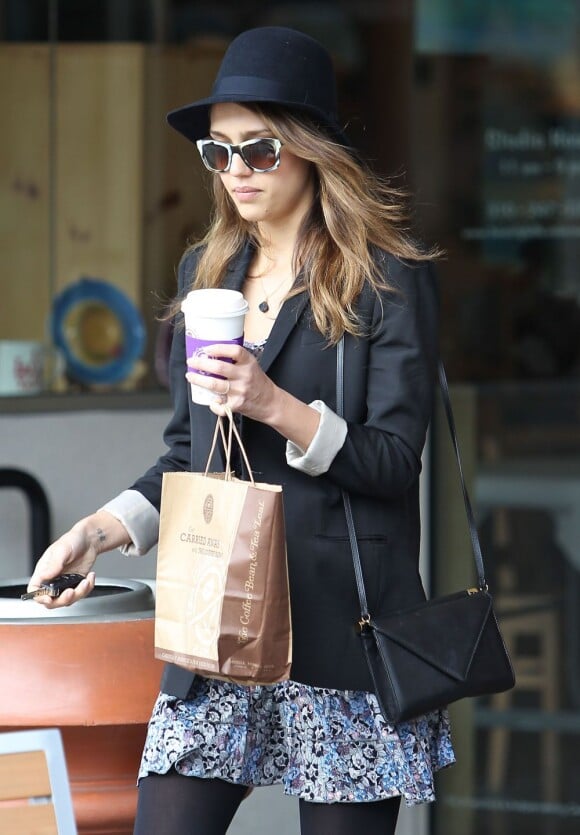 Une jeune femme lookée ! Jessica Alba a mis le paquet lors d'une sortie shopping à Los Angeles. Le 11 avril 2012