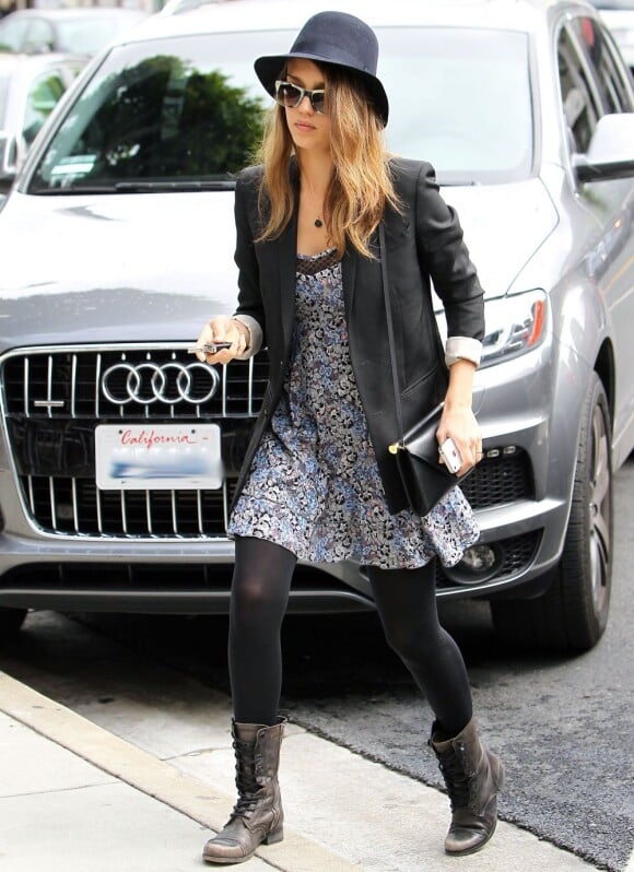 Jessica Alba en mode rock bohème à Los Angeles. Le 11 avril 2012