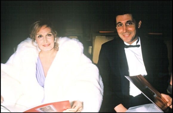 Dalida avec Max Guazzini lors des Cesar en mars 1987.
En 2012, 25 ans après son suicide dans la nuit du 2 au 3 mai 1987, Dalida continue de passionner et de renvoyer l'image d'une diva aux airs de femme fatale. Sa facette intime, celle de la femme désespérée, reste à découvrir...