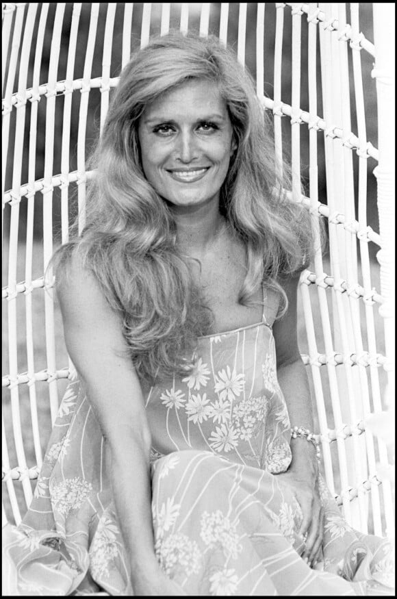 Dalida en 1978 à Saint-Tropez.
En 2012, 25 ans après son suicide dans la nuit du 2 au 3 mai 1987, Dalida continue de passionner et de renvoyer l'image d'une diva aux airs de femme fatale. Sa facette intime, celle de la femme désespérée, reste à découvrir...