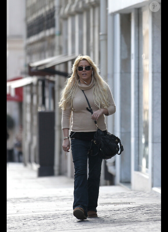 Loana se promène dans les rues de Paris, le vendredi 13 avril 2013.