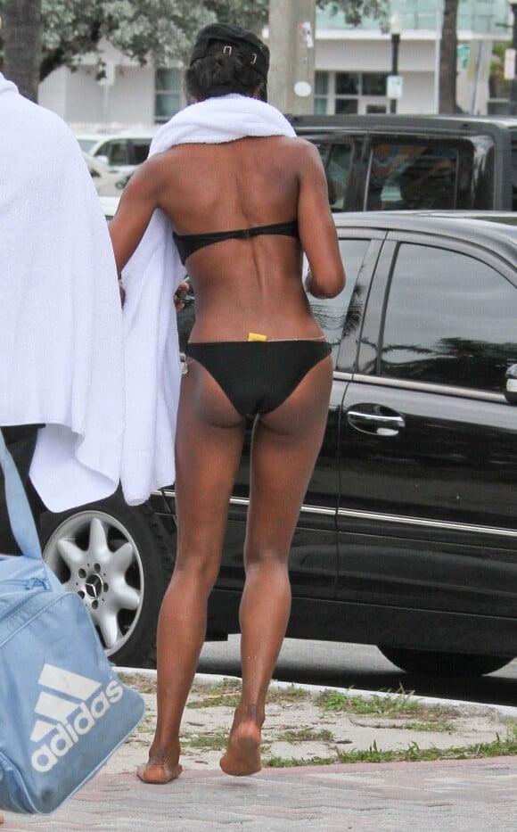 Naomi Campbell expose son corps de top à Miami, en rentrant de la plage avec son compagnon. Le 6 avril 2012.