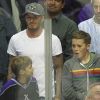 David Beckham avec ses fils Brooklyn et Romeo très complices le 15 avril 2012 au Staple Center de Los Angeles lors du match de hockey entre les Kings de LA et les Canucks de Vancouver