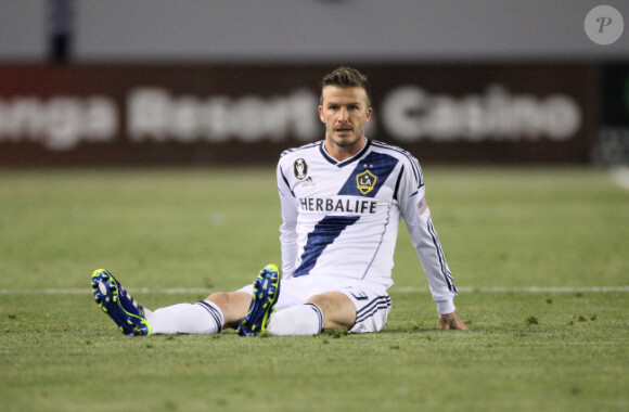 David Beckham à terre le 14 avril 2012 au Home Depot Center de Los Angeles lors du match du Galaxy face aux Timbers de Portland