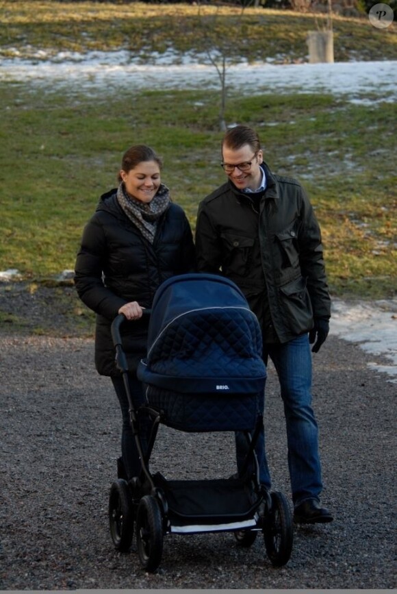 La princesse Victoria et le prince Daniel promenant la princesse Estelle dans le parc du palais Haga, quelques jours après sa naissance le 23 février 2012.
