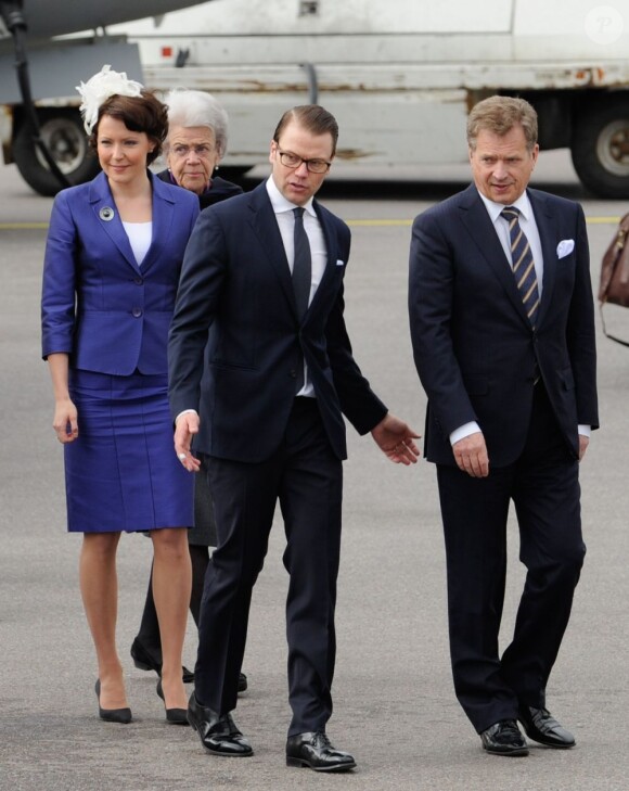 Le prince Daniel a accueilli à l'aéroport Arlanda de Stockholm le président de la Finlande Sauli Niinistö et sa femme Jenni Haukio, le 17 avril 2012.