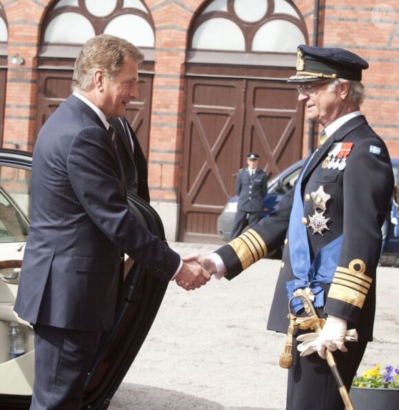 Le roi Carl XVI Gustaf et la reine Silvia de Suède ont accueilli le président de la Finlande Sauli Niinistö et sa femme Jenni Haukio aux Ecuries royales, le 17 avril 2012.