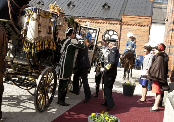 Arrivés en voiture aux Ecuries royales de Stockholm, le président de la Finlande Sauli Niinistö et sa femme Jenni Haukio ont rallié en carrosse avec leurs hôtes le palais royal Drottningholm, le 17 avril 2012.