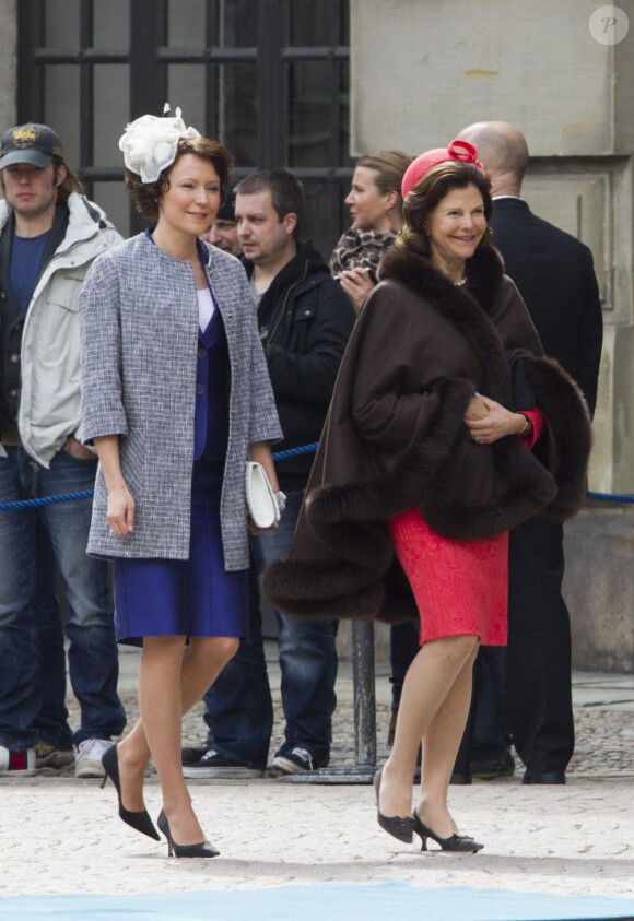 La première dame de Finlande Jenni Haukio et la reine Silvia de Suède aux Ecuries royales à Stockholm le 17 avril 2012.