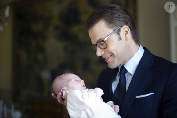 Le prince Daniel avec la princesse Estelle au palais Haga, en mars 2012.