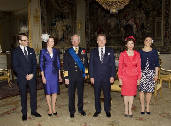 La princesse Victoria de Suède (à d.) avec son mari le prince Daniel (à g.) et le couple royal lors de la cérémonie de bienvenue pour le président de la Finlande Sauli Niinistö et sa femme Jenni Haukio, le 17 avril 2012 au palais Drotnningholm à Stockholm.