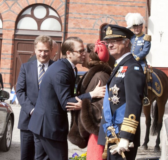 Le prince Daniel salue sa belle-mère. Le roi Carl XVI Gustaf et la reine Silvia de Suède ont accueilli le président de la Finlande Sauli Niinistö et sa femme Jenni Haukio aux Ecuries royales, le 17 avril 2012.