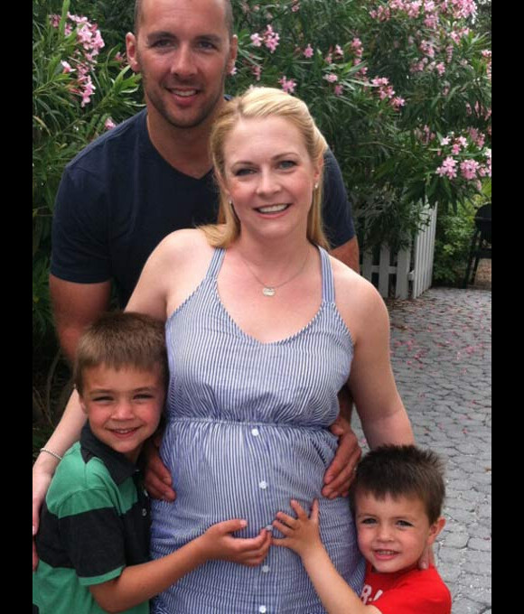 Melissa Joan Hart publie sur son compte twitter une photo d''elle enceinte en compagnie de son mari et de ses deux garçons